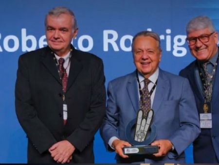 Gustavo Souza de Almeida, gerente de produção industrial, e Francisco Laureano Neto, coordenador industrial, que representaram a CerradinhoBio ao receber o prestigiado troféu.