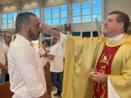 Padre Júnior durante a unção do Crisma na manhã deste domingo em Maracaju