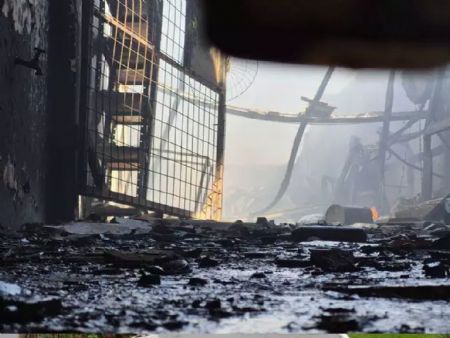 Após 14 horas, incêndio que destruiu estoque de lubrificantes é controlado Pista ficou coberta de óleo e recebeu serragem para evitar novos focos (Foto: Marcos Maluf)
