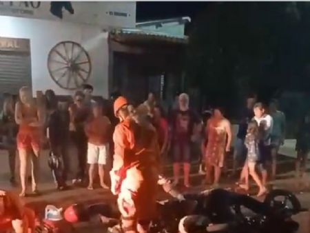 Grave acidente entre motos deixa três feridos na noite deste sábado em Maracaju