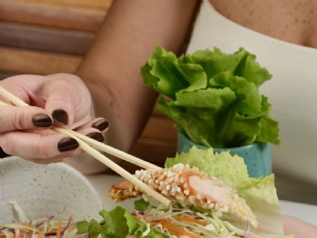 Legenda: O Hand Salad com tempurá de camarão em tapioca e folhas crocantes Gurumê reinterpreta um dos grandes sucessos da casa em versão ainda mais leve e contemporânea. Não se trata de um preparo clássico da cozinha japonesa, mas de uma criação exclusiva