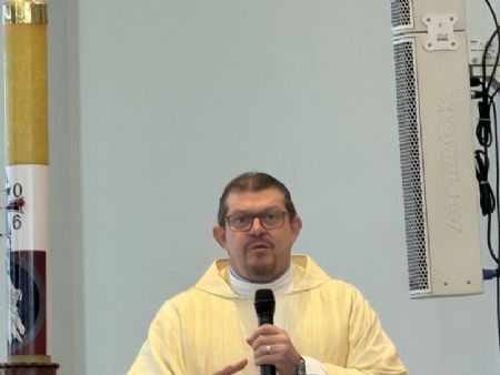 Padre Junior durante a celebração deste domingo dia, 26.