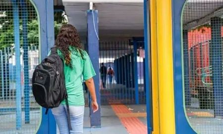 Aluna entrando na Escola Estadual Joaquim Murtinho no Centro de Campo Grande (Foto: Henrique Kawaminami)