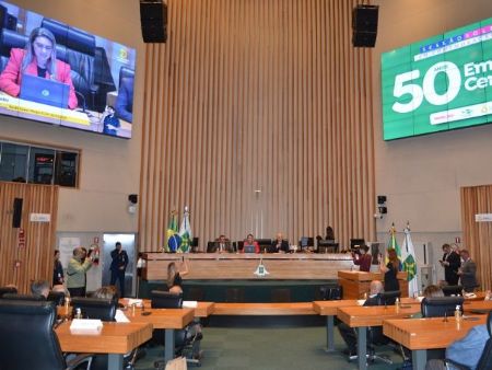 Sessão solene no plenário reuniu empregados ativos e aposentados, além de familiares