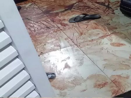 Rapaz é encontrado morto em apartamento com marcas de sangue O Samu (Serviço de Atendimento Móvel de Urgência) foi acionado e constatou o óbito no local. A área foi isolada até a chegada da perícia.