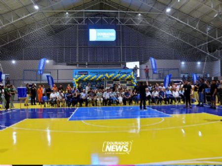 Autoridades acompanham cerimônia de inauguração do ginásio - Foto: Clara Medeiros/Dourados News