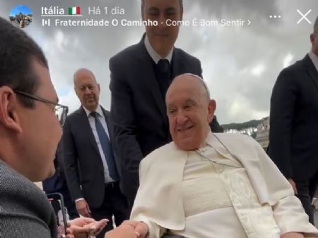 Rafael cumprimentando Papa Francisco