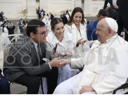 Rafael cumprimentando Papa Francisco