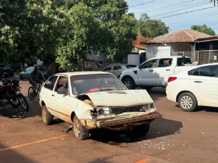 Veiculo gol modelo antigo parou na calçada