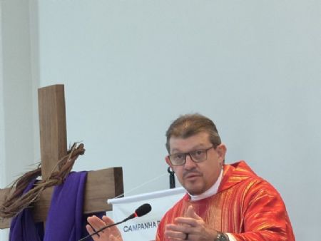 Padre Junior durante a homilia neste domingo em Maracaju