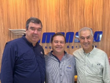 Ex governador Reinaldo Azambuja, Dagoberto Pereira (centro) e o governador Eduardo Riedel