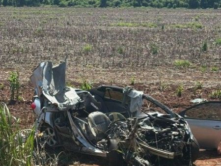 Veículo Corolla ficou totalmente destruído