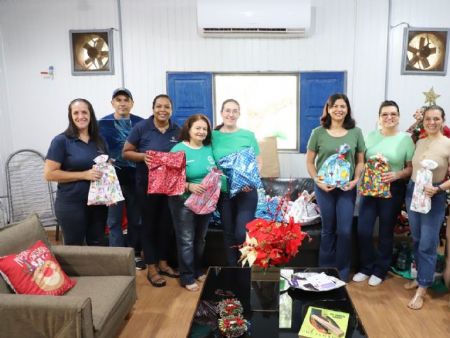 Primeira dama Meire Calderan durante arrecadação dos brinquedos