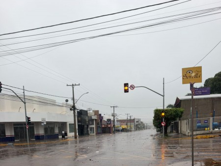 Maracaju começa o domingo de eleição debaixo de chuva