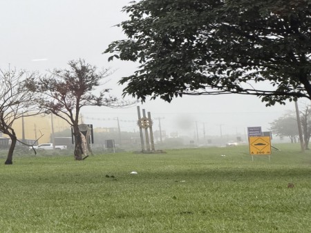 Acesso a cidade de Maracaju mostra a neblina hoje