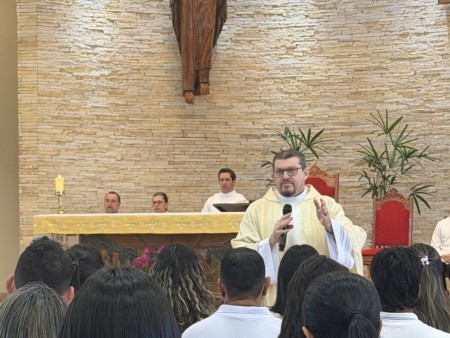 Padre Júnior durante a Homilia
