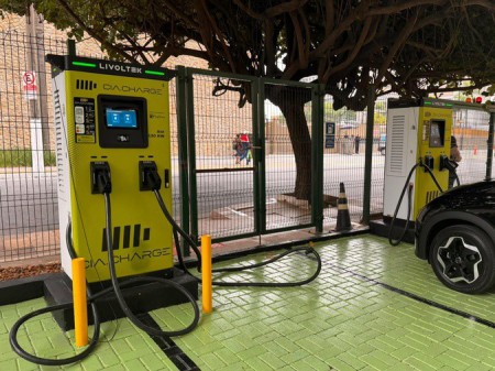 Legenda: A estrutura foi implantada em parceria com a Cia.Charge e inclui dois pontos de carregamento rápido de  120 kW e outros dois de 60 kW. Foto: Wyndham São Paulo Ibirapuera / Divulgação