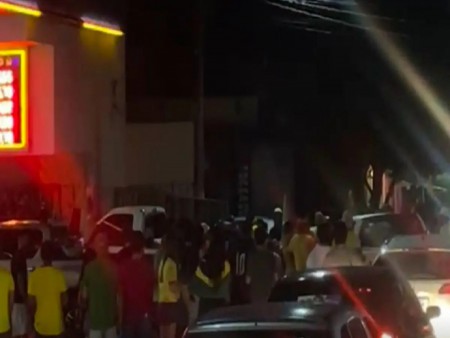 Briga foi filmada por pessoas que estavam no local (Foto: Reprodução vídeo)