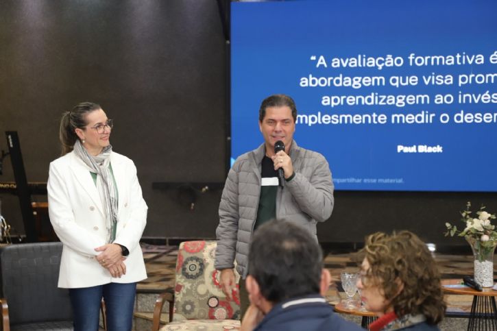 O prefeito Marcos Calderan e a secretaria de educação Silvana Perosa