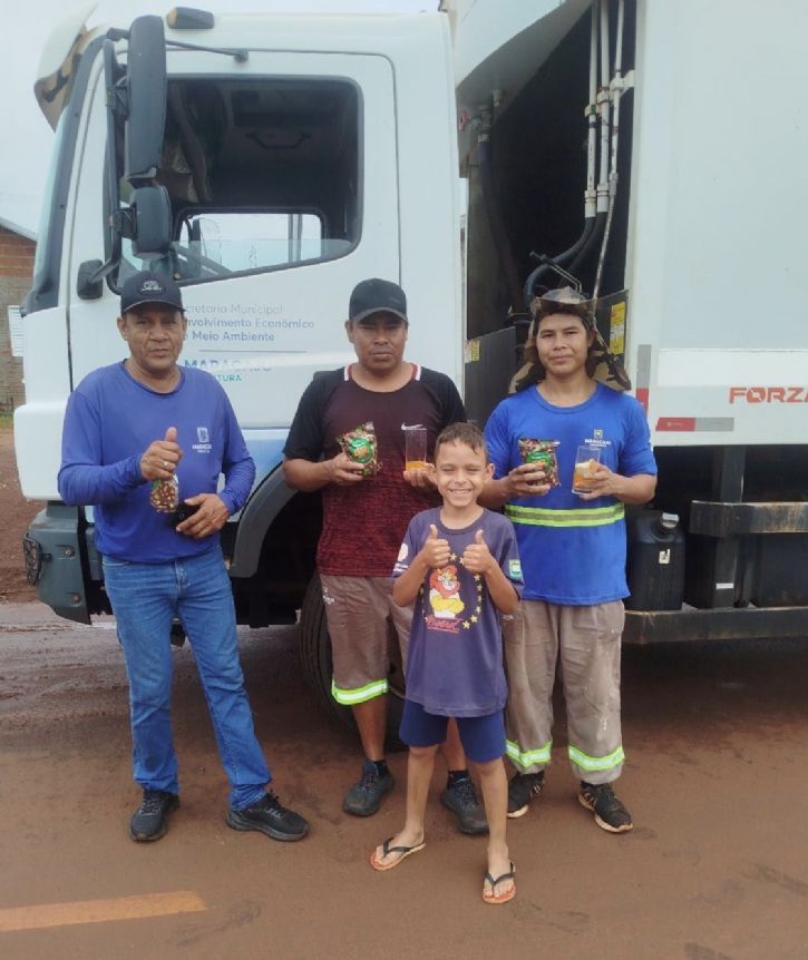 Luiz Felipe Laurindo Soares com os garis que trabalham no seu bairro