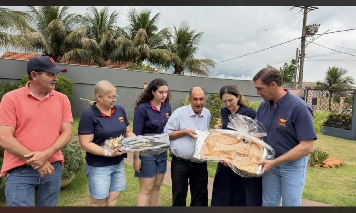 Vereador Catito, presença dos patrões da entidade Reinaldo e Juliana e da coordenadora da Invernada Juvenil, Leila, Amanda que entregaram ao parlamentar uma lembrança
