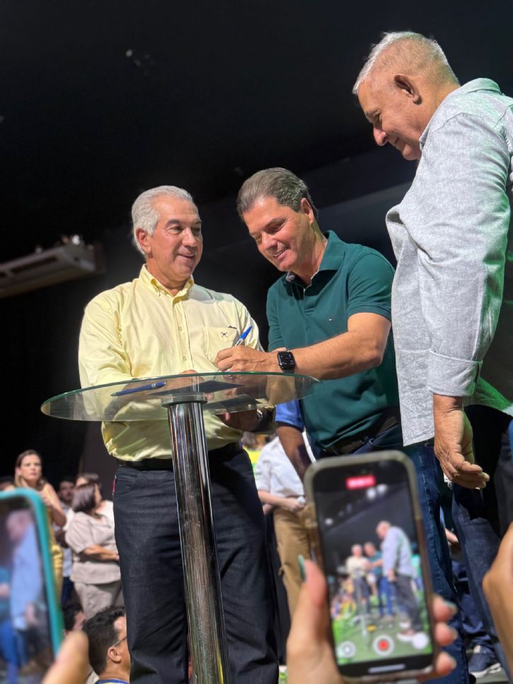 Prefeito de Maracaju, Marcos Calderan, assina ficha no PL ao lado de Reinaldo Azambuja