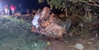 Veículo capotou após atropelar ciclista na BR-163. (Foto: Leandro Holsbach)