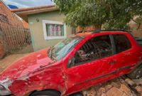 Como as casas são geminadas, o carro destruiu o muro e foi parar no quintal da residência ao lado (Foto: Marcos Maluf)