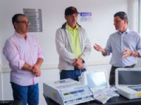 pREFEITO MARCOS CALDERAN, VEREADOR CATITO E O PRESIDENTE DA INSTITUIÇÃO THIAGO CAMINHA