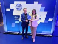 o Prefeito Marcos Calderan e a coordenadora da Sala do Empreendedor, Lalesca Lescano, que receberam o troféu em nome do município