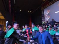 CEO da instituição, Aparecido Carlos Bernardo entregando diploma ao nov médico