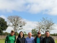 presidente da Câmara Municipal de Maracaju, Rener Barbosa, vereador Joãozinho Rocha no local onde será construido o barracão da ecoterapia