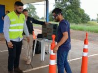 Conscientização: Motoristas são convidados a andar desviando de obstáculos com óculos simulador de embriaguez. Foto: Marcelo Varela