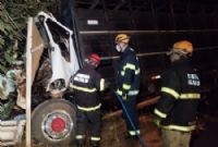 Cabine de caminhão destruída após acidente e bombeiros no local. (Foto: Sidney Assis, de Coxim)