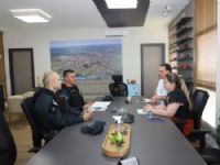 Vice prefeito Maurão, chefe de gabinete Dayani Barbosa, Comandante da PM Nelson Vieira e Tenente Claúdio durante reunião no gabinete municipal