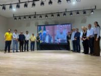 o governador Eduardo Riedel que participou do evento acompanhado do secretário estadual de Educação, Hélio Daher com as autoridades de Maracaju