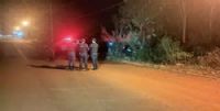 Local onde homem foi ferido após atirar em policiais; ele morreu no hospital (Foto: Leandro Holsbach)