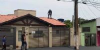 Policial sobre telhado de casa no Jardim Água Boa, em Dourados (Foto: Arquivo/Campo Grande News)