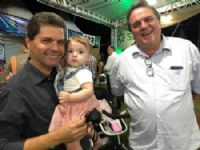 Prefeito Marcos Calderan com a neta e o vice prefeito Maurão