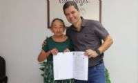 Prefeito durante entrega de titulos. (Foto: Divulgação)
