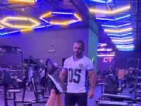 Personal acompanha o aluno durante seu treino