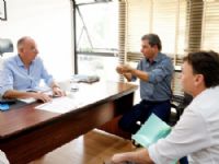 O secretário Hélio Peluffo recebeu o prefeito Marcos Calderan, secretario Joaquim Herrera, de Maracaju