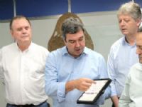 Governador Eduardo Riedel ao anunciar a novidade, na Expogrande