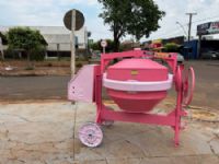 Outubro Rosa: Casa do Construtor em Maracaju decora betoneira com a cor rosa