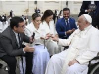 Caline Belchior, de Maracaju, e Rafael, de Dourados, viveram um momento inesquecível durante sua lua de mel na Itália. Com Papa Francisco