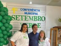 O prefeito Marcos Calderan, secretaria Leiza Barbosa de Assistência Social  e Katherine que participam da conferência