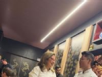 Hosana de Lourdes jornalista conversando com Willian que participa do Campeonato Brasileiro de Sushi 2025 – o palco onde a arte encontra a excelência.