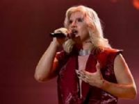 Cantora comemorando no momento em que foi escolhida para a final do reality