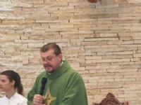 Padre Júnior celebrante da missa na Paróquia Nossa Senhora Aparecida nesse domingo as 08h