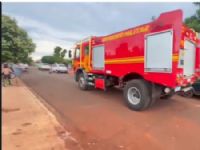 Viatura do Corpo de Bombeiros é acionado para conter incêndio na Vila Prateada, em Maracaju